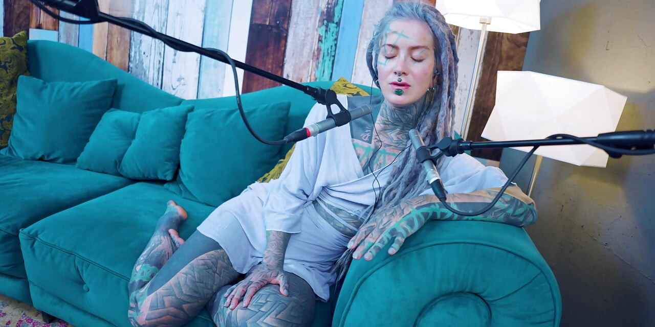 Saya bercakap tentang N - Diperlukan - ASMR Podcast SFW bercakap awek kurus goth dreadlocks model bertatu awek bertatu