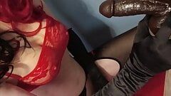 娘娘腔 monti2003 吮吸一个黑色的大鸡巴，并在她的嘴里接受他的精液。