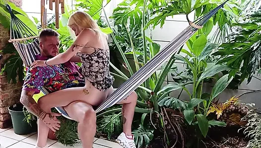 Hawaii Fick im freien mit kleiner zierlicher hawaischer blondine