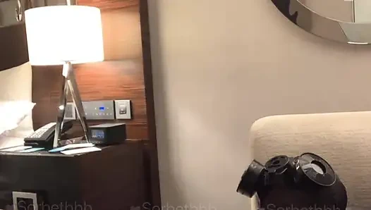 Азиатка мастурбирует в латексе и играет с большими сиськами