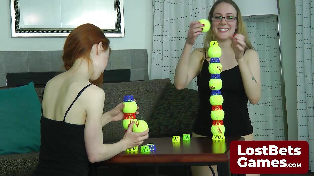 Zwei lesben in einer intimen Strip Ball Stacks herausforderung