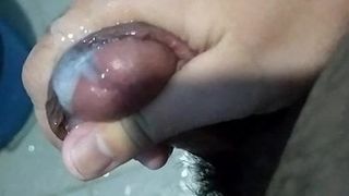 Il mio primo video masturbandosi mentre sotto la doccia