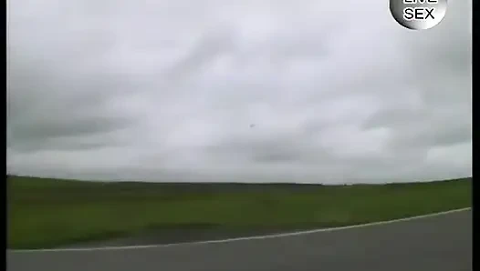 Sarışın kız erkek arkadaşının onu arabada parmaklasına izin veriyor