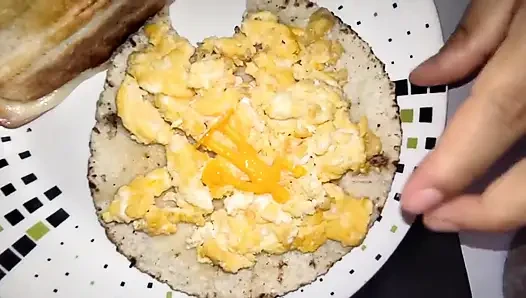 Giantess, pria mungil sarapan pagi ini