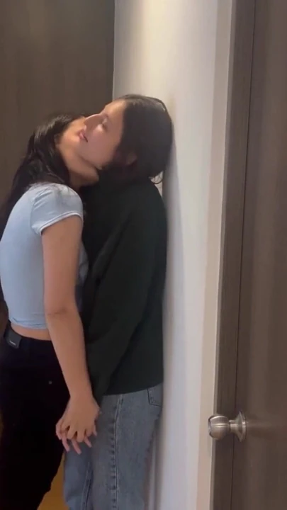 她没有从我热辣的阴户里露出她的脸 | 短片 3