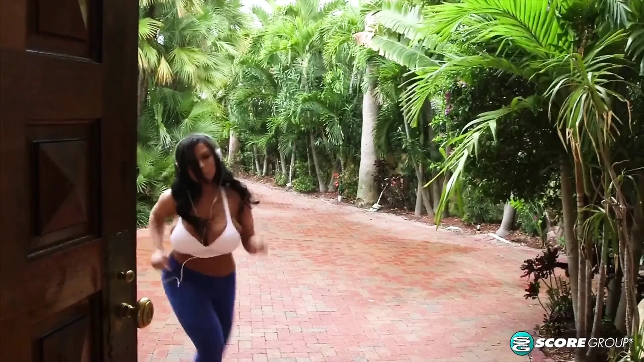 Sheridan Love: the Curvy Star on the Move