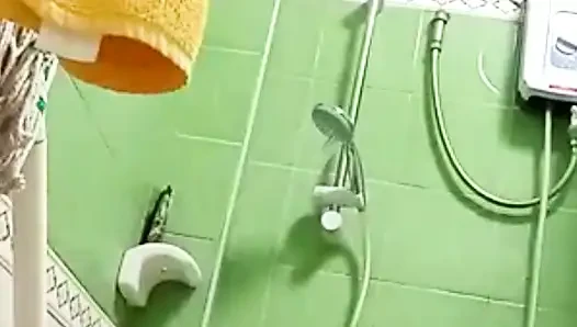 Cuma nontonin dia lagi mandi