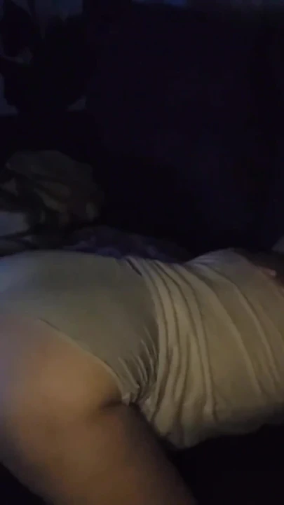 来自“淫荡熟女与年轻人分享沙发！”的强大时刻！年轻人来她家度过周末，而她”