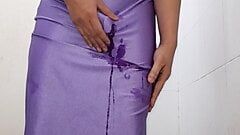 紫のスパンデックスロングドレスを着て自慰行為