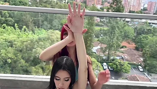 Занятие йогой с моей подругой Йенифер Чакон превращается в дикую лесбийскую сцену