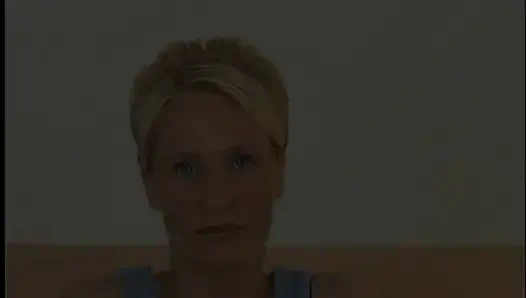 Блондинка-милашка трахает дилдо ее пизду в винтажном соло-видео