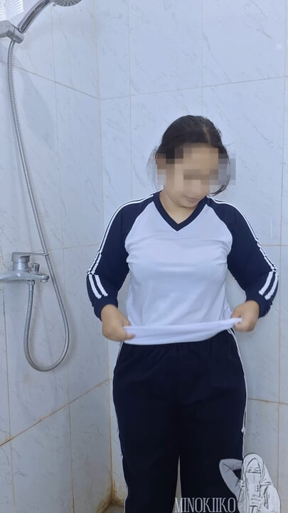 Une Asiatique en hijab prend une douche et se rase avant de profiter de la nuit avec Sugar Daddy - Minokiiko