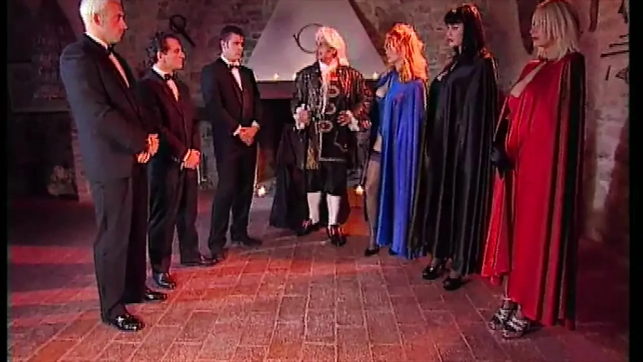 Оргия В Доме Графа: 3 Овечки-шлюхи Берут Его В Жопу