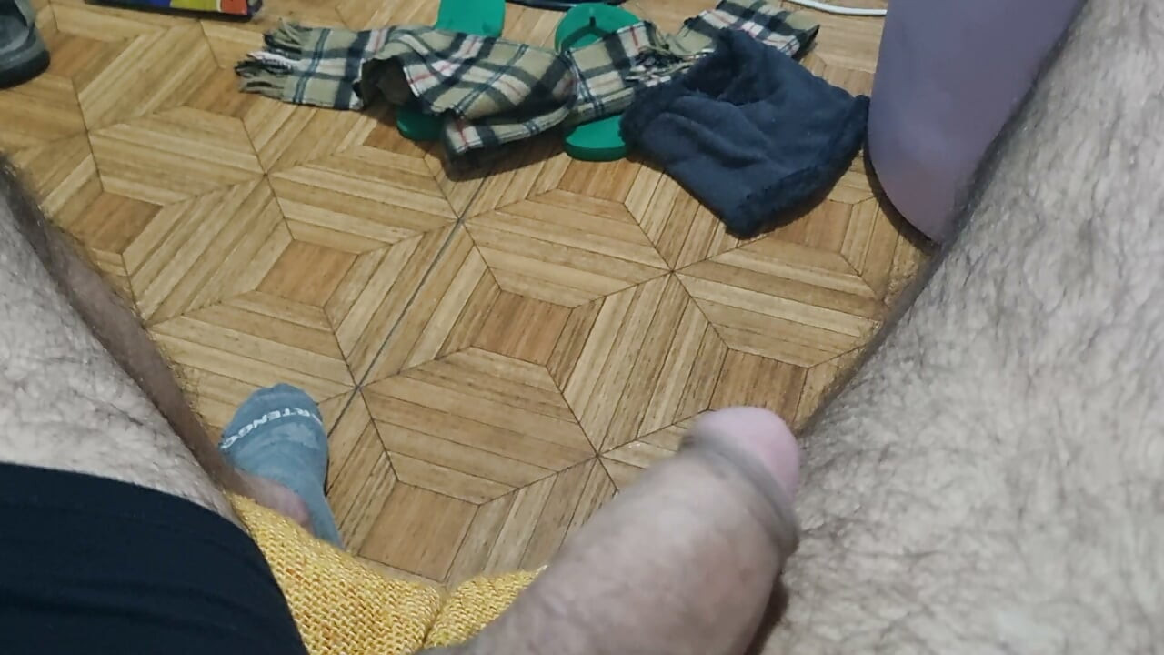 반쯤 발기된 자지로 하는 핸드잡, 털 많은 즐거움.