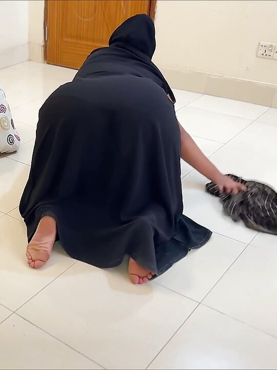 Árabe culona mucama de hotel saudita limpia mi habitación cuando me masturbo en la cama!