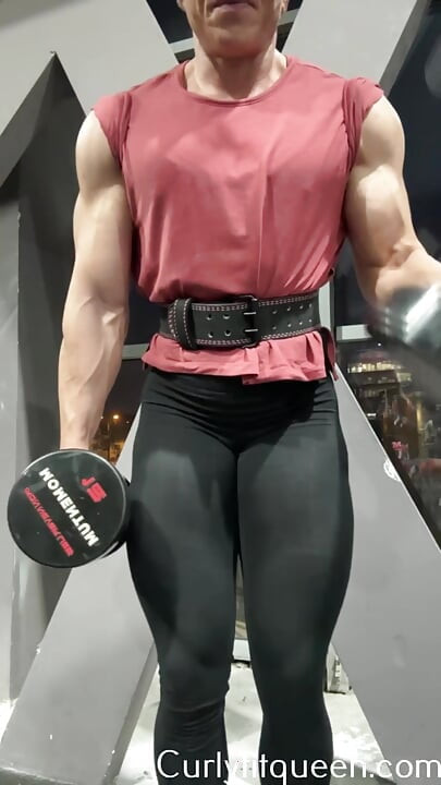 Imagina que te aplastan la cabeza entre este biceps de culturistas femeninas