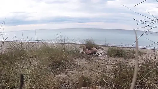 Bu guru perancis yang nakal nyepong kontol amatir di depan pantai sambil bugil sampai dicrot sperma - misscreamy