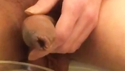 I wank my cock and pee in ashtray