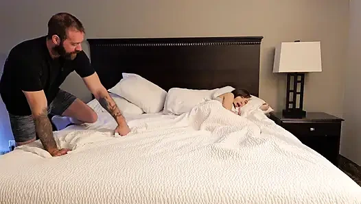 Stiefmutter und stiefsohn teilen sich das bett im hotelzimmer, riskante bewegung lässt MILF stiefmutter vollgespritzt
