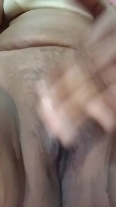 Menina solteira dedilhando sua buceta e prazer | Clipe 2