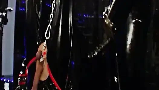 Неприятная холодная вода для резинового рабов