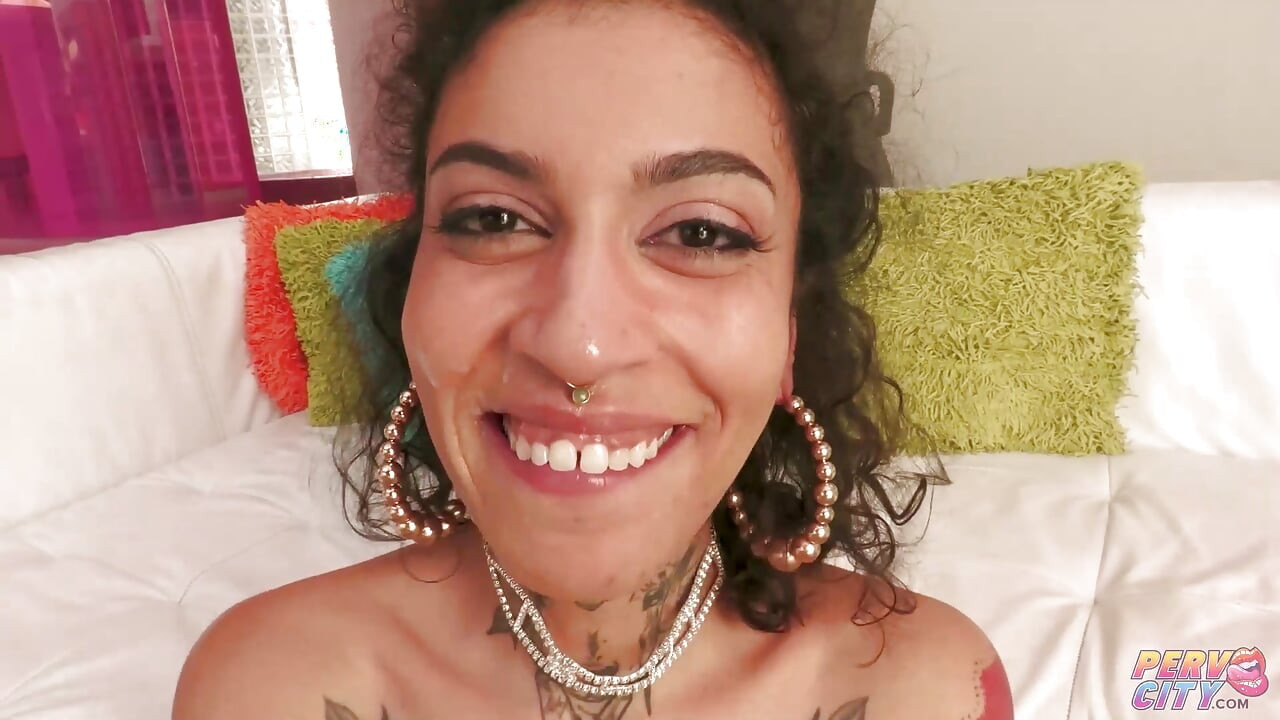Le cul étroit de Ravyn Alexa détruit par une grosse bite noire