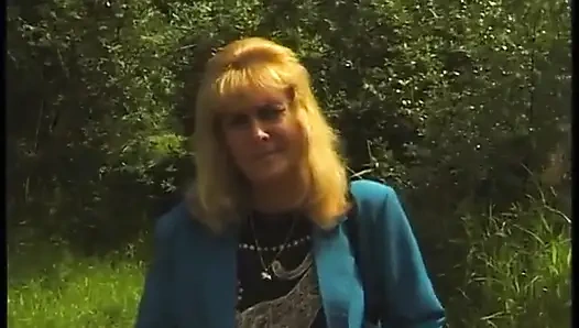 Kıllı sarışın olgun açık havada güzel vakit geçiriyor