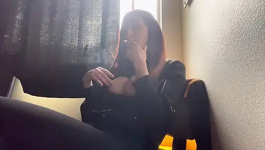 İtalyan büyük memeli uzun saçlı artemisia sigara içmeyi seviyor