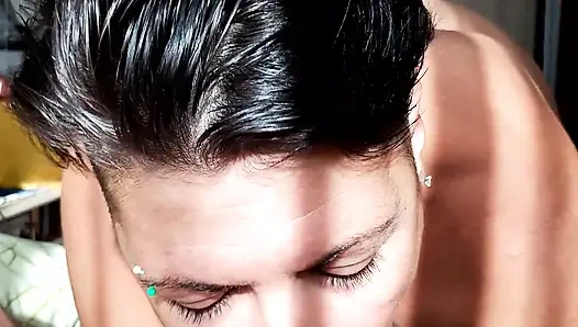 Cewek sange ini nyepong kontol dan telan sperma pagi-pagi!