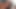 ブルネットの女の子が、きつい膣に長いチンポを受けて自慰行為をしている