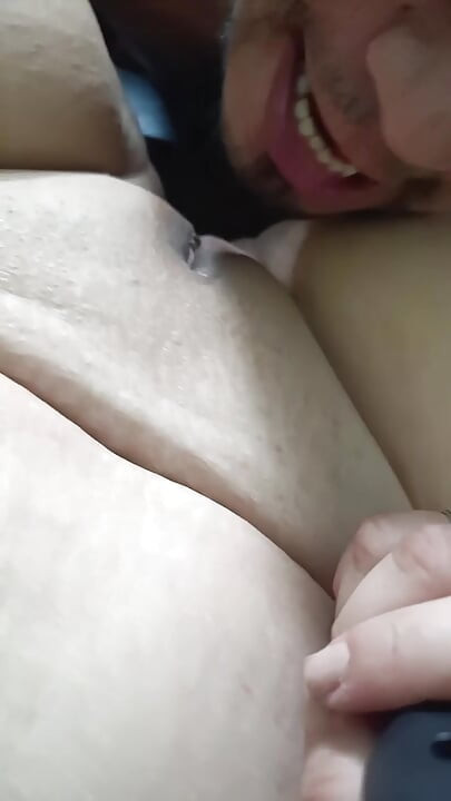 YOĞUN IRI GÜZEL KADıN VAJINA YALıYOR