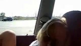 Mijn hete vrouw masturbeert in de auto. amateur openbare naaktheid