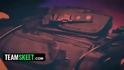 Cyberpunk brooklyn gray fütürist bir hatunla oynaşıyor ve sert dölleniyor