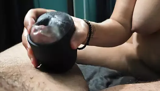 Zabawka wibrator używana do masturbacji kutasa męża