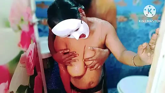 Sexy desi-mädchen mit riesigen möpsen gab einen heißen blowjob für seinen freund im badezimmer und er kam auf ihre haare