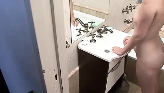 Экшн в ванной с брюнеткой с маленькими сиськами
