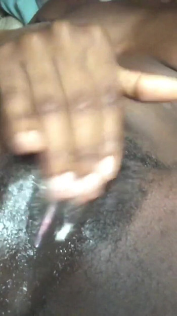 Excitée et caresse ma chatte pour m’amuser | Clip 1