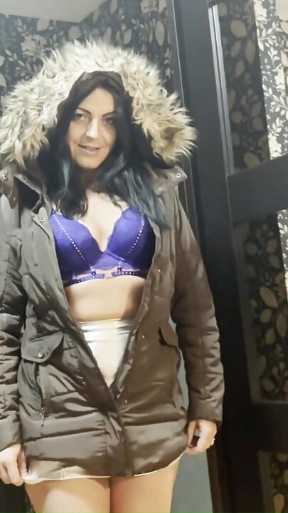 ミルフィカラ - 茶色い毛皮のフード付きダウンジャケットに大量の精液がつく