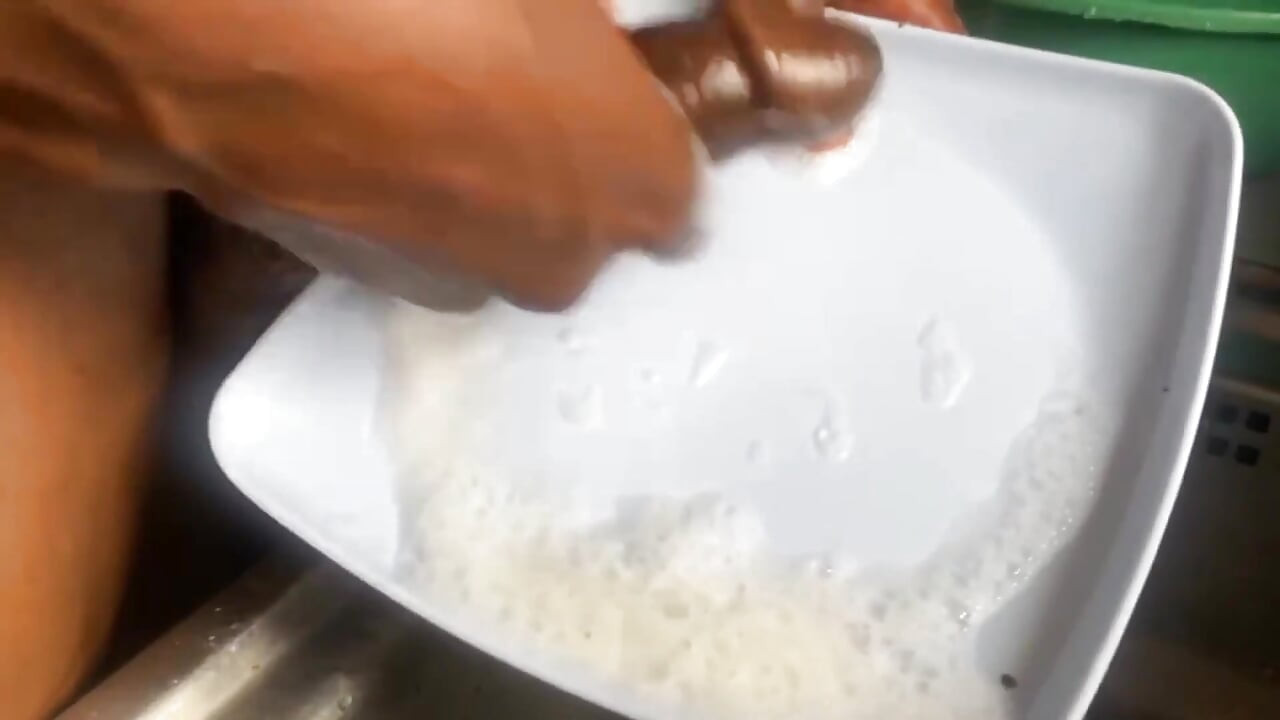 Sevimli tatlı yarağıyla bulaşıkları yıkadı