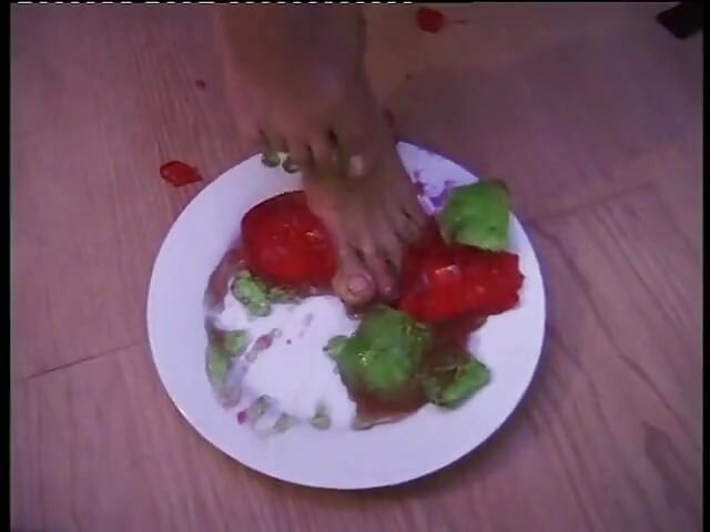 Sunahre balon vali ko bhojan ke sath ashlil hona pasnd hai