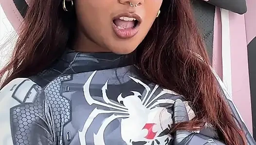 Küçük desi kız mia z mastürbasyon yapıyor ve hentai'ye tepki veriyor
