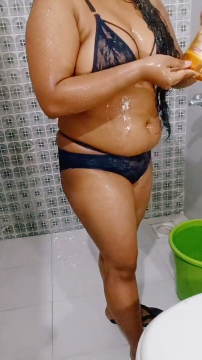 Baño parte 1, video de mi hermosa hermanastra en la bañera llamando para coger con mi amigo | Clip 1