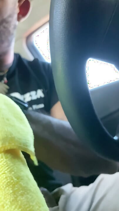 Adam Jaxx stříká husté sperma z černého ptáka venku ve 2 ráno
