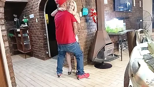 Застукала своего мужа за изменой с дешевой проституткой