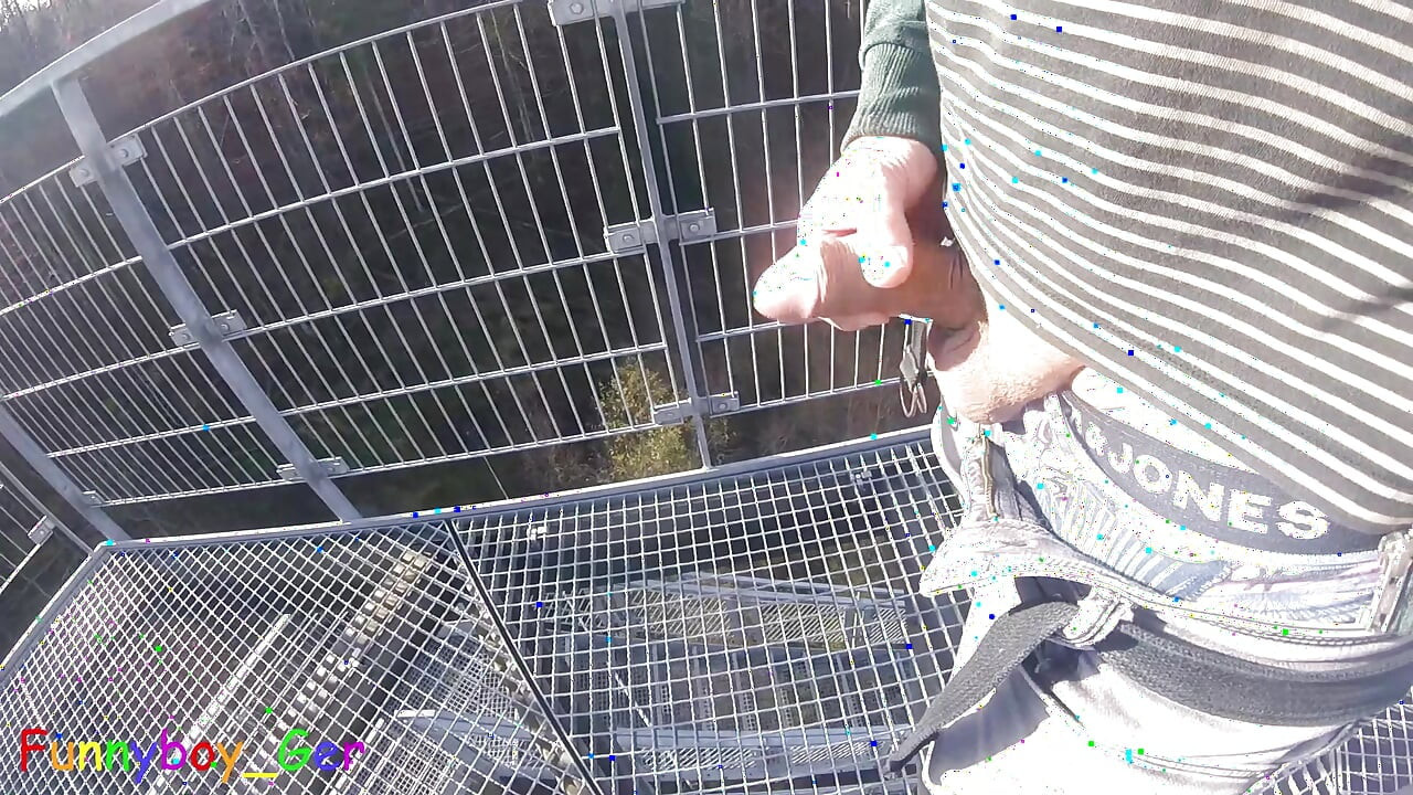 私は川沿いのとても人目のある展望塔で包皮のペニスを練習しています。