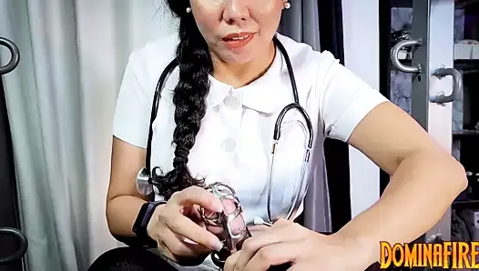 Enfermeira sádica coloca paciente em castidade de metal