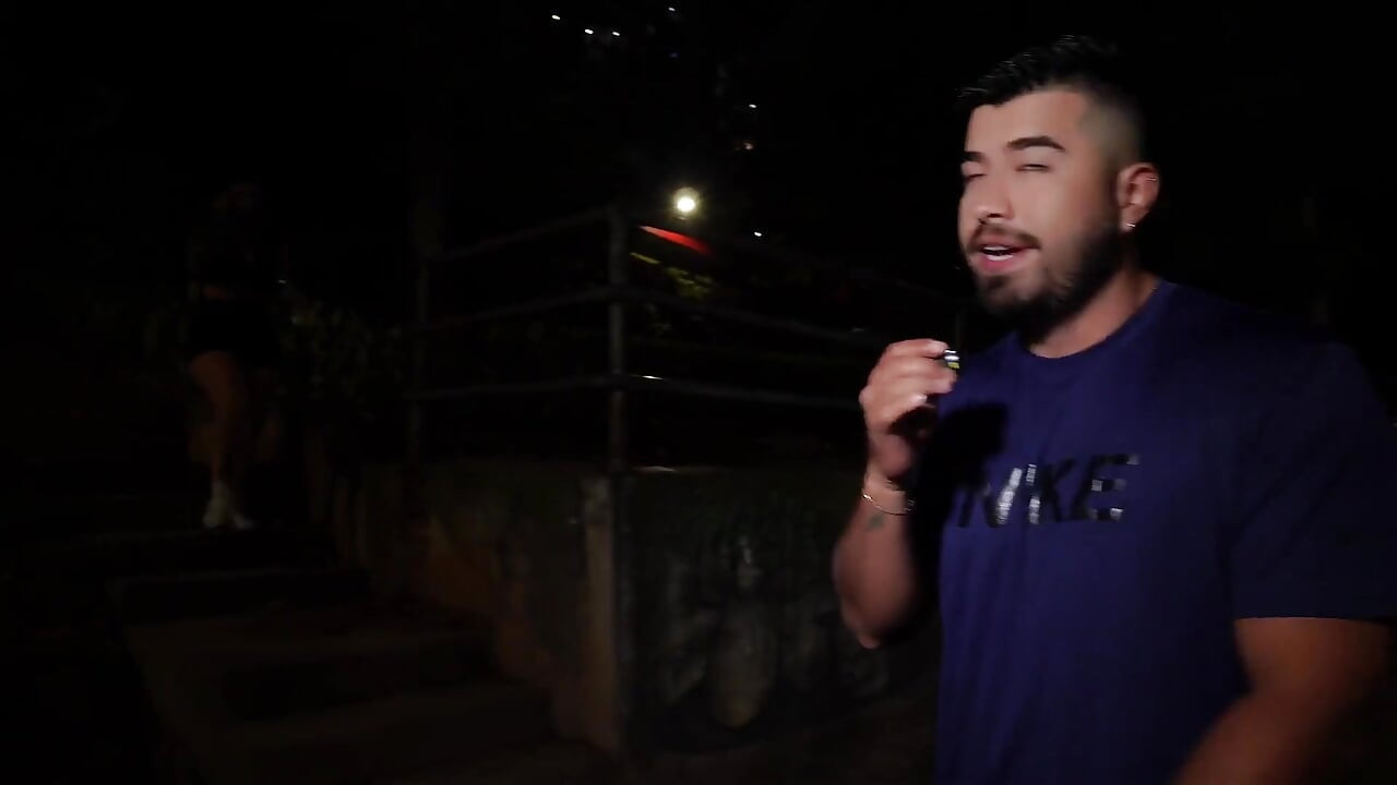 Influencer posjećuje moju kuću radi obilaska kuće i na kraju se jebemo