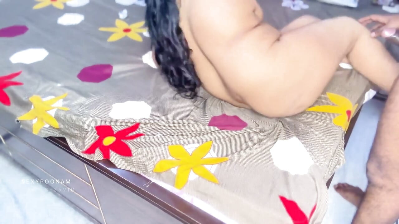 Rakhi Gift, do meio-irmão, foda hardcore completa com meia-irmã em vídeo hindi em casa