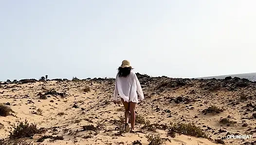 Toket besar thailandku gemetar saat angin asin, putingnya diekspos di pantai telanjang