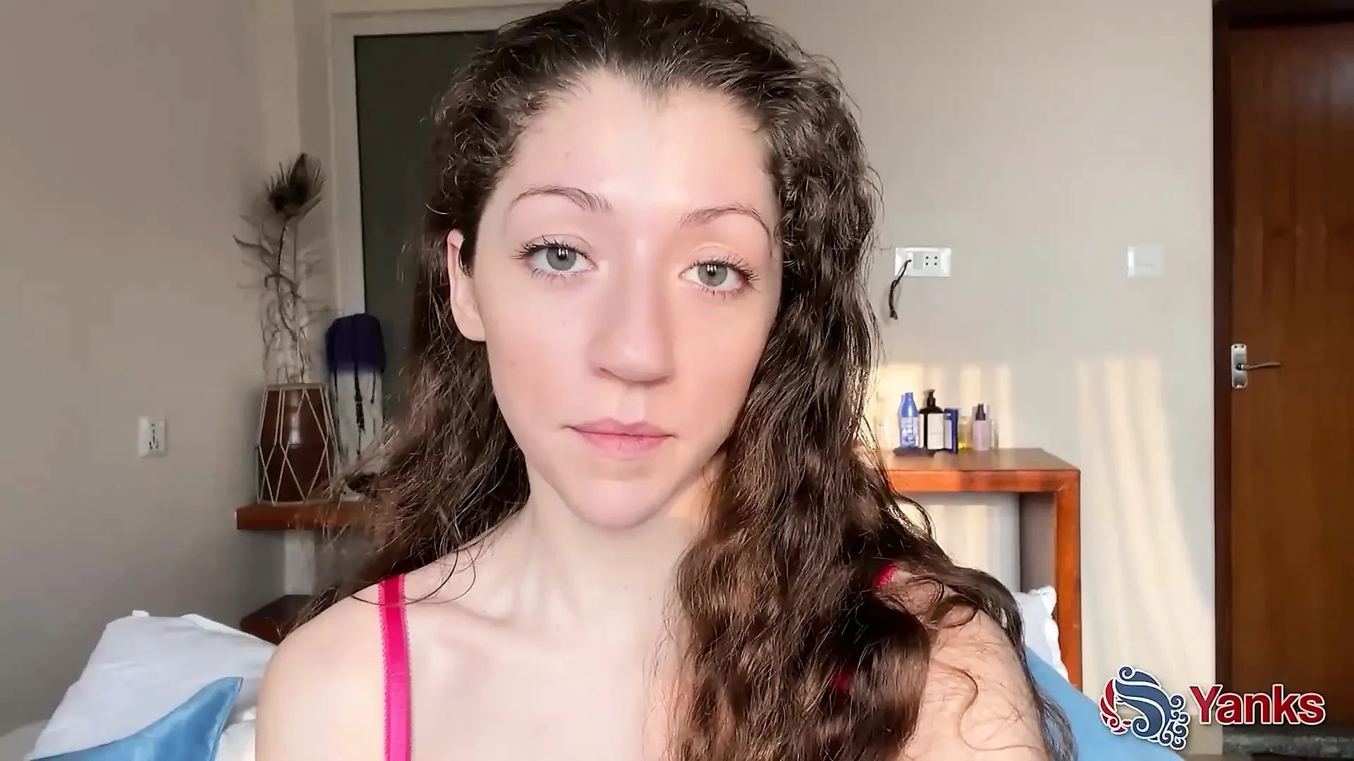 辣辣的红发女郎Danae Kelley手淫并抚摸她的阴蒂